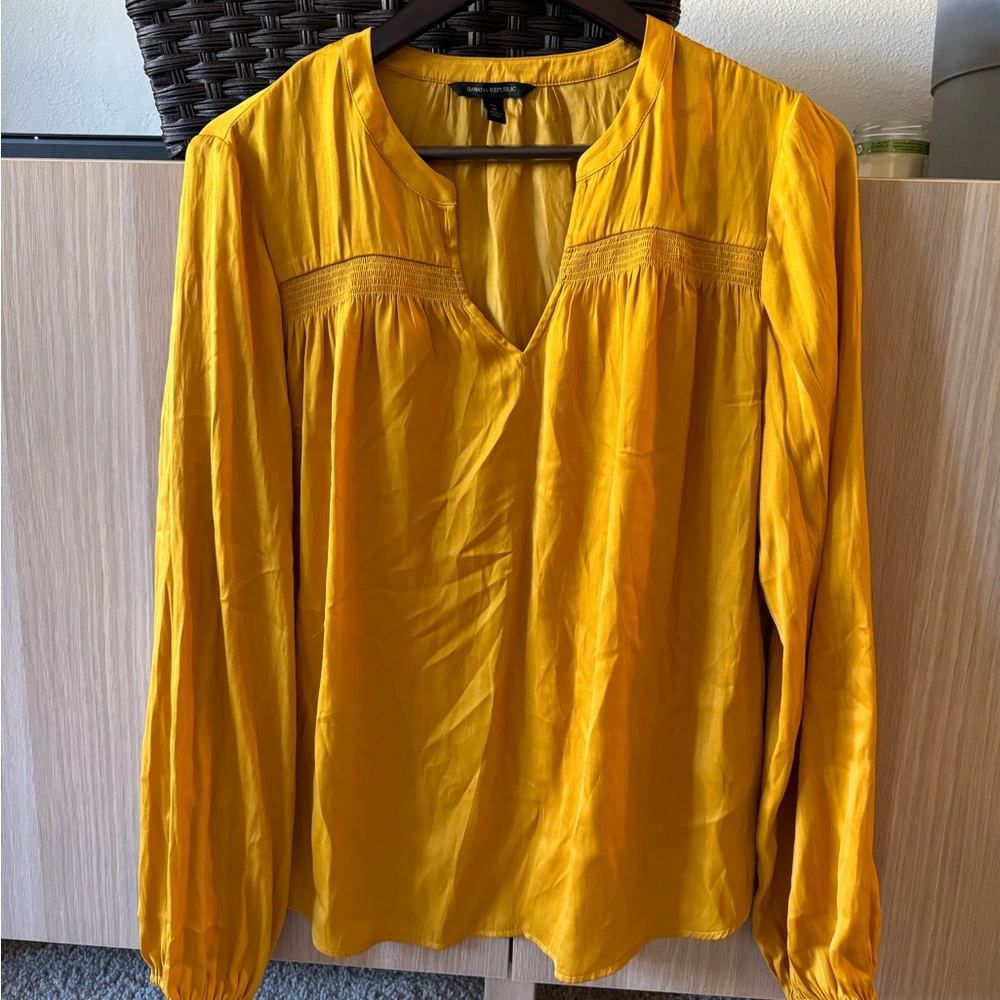 Banana Republic women’s Medium Tall blouse